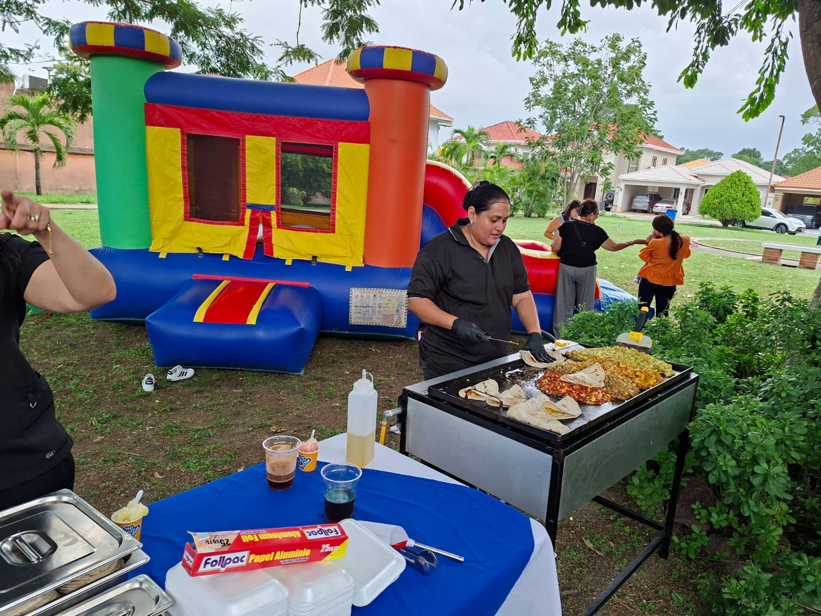 Sabrosísimo Mix atendiendo un evento con comida y saltarín